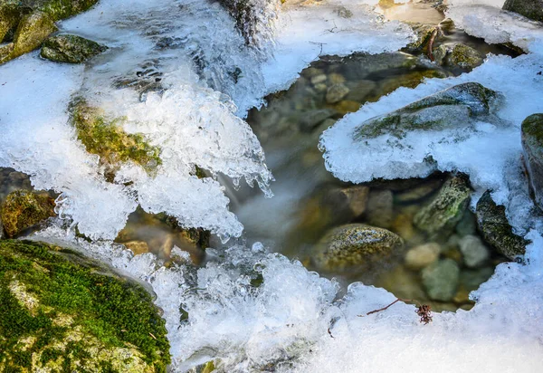 Bella Cascata Ghiacciata Inverno Acqua Congelata Ghiaccio Dappertutto Formazioni Ghiaccio — Foto Stock