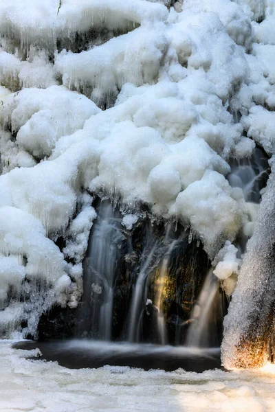 Όμορφος Παγωμένος Καταρράκτης Χειμώνα Παγωμένο Νερό Παντού Παγωμένα Ξύλα Και — Φωτογραφία Αρχείου