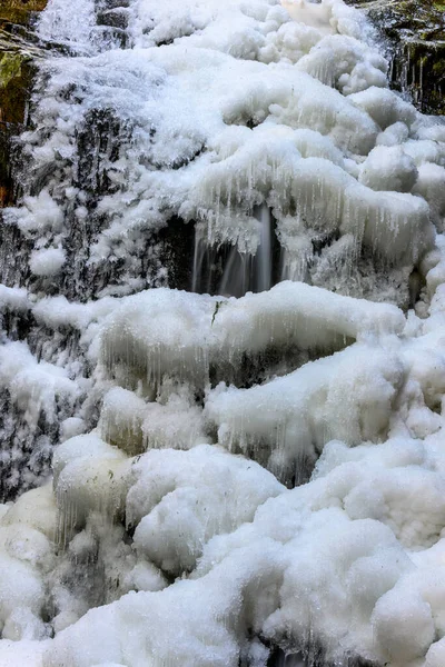 冬天美丽的冰冻瀑布 冰冷的水到处都是冰 惊人的冰层水周围的岩石 — 图库照片