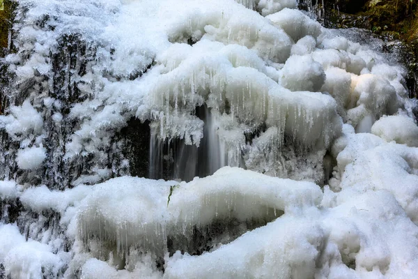 冬天美丽的冰冻瀑布 冰冷的水到处都是冰 惊人的冰层在树林中闪耀的光芒 — 图库照片