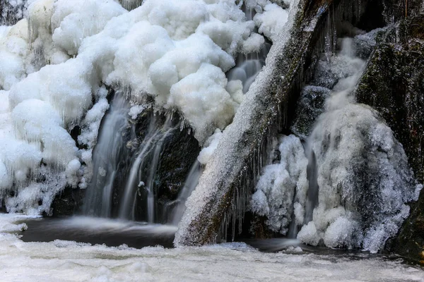 冬天美丽的冰冻瀑布 冰冷的水到处都是冰 Icy木料和岩石 — 图库照片