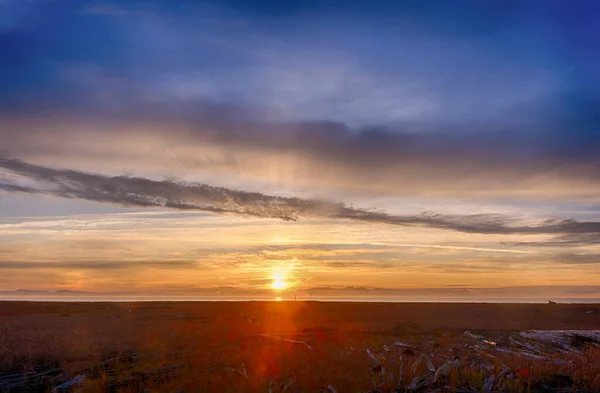 Schöne Hdr Sonnenuntergangslandschaft Die Untergehende Sonne Erzeugt Sonnenstrahlen Den Wolken — Stockfoto