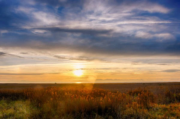 Schöne Hdr Sonnenuntergangslandschaft Die Untergehende Sonne Erzeugt Sonnenstrahlen Den Wolken — Stockfoto