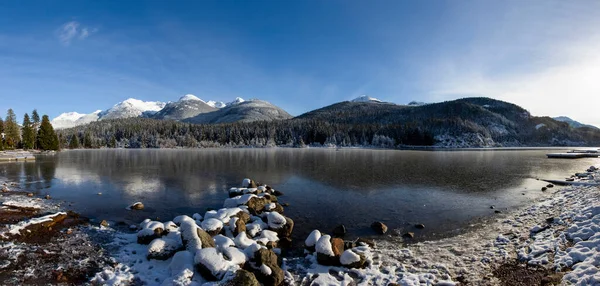 Superbe Panorama Paysage Hivernal Lac Gelé Montagnes Enneigées Recouvertes Réfléchissant — Photo