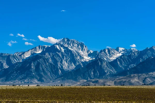 Vackra Sierra Nevada Bergskedja Möter Öknen Ökenbuskar Och Gräs Förgrunden — Stockfoto