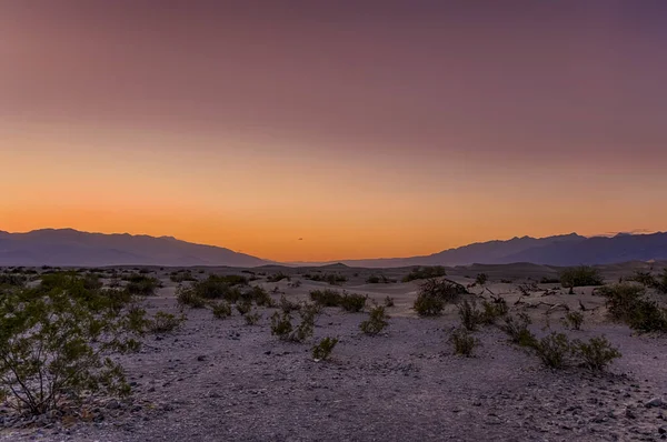 Schöne Landschaft Death Valley Nationalpark Orangefarbener Und Lila Himmel Geschaffen — Stockfoto