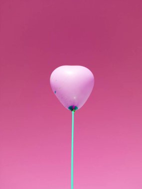 Resim ya da Tasarım İçin Pastel Arkaplanda Pembe Balon İzole Edildi.