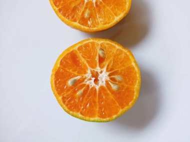 Portakalların bembeyaz arkaplandaki düz uzanmış meyve dilimleri stok fotoğrafı, Top Veiw, Gıda