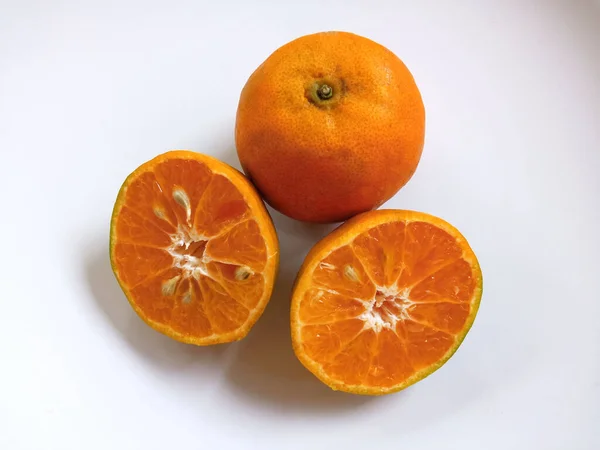 トップビュー 半分にカットされたオレンジ果実は白い背景に置かれ 軽食をリフレッシュします — ストック写真