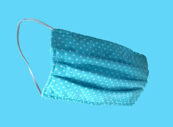 保護コロナウイルスの拡散のための保護ファブリックマスク 青の背景に隔離された外科用マスク 医療用呼吸器 — ストック写真