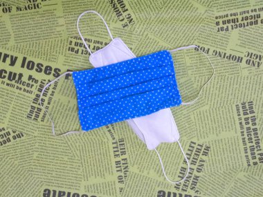 Mavi ve beyaz yüz maskesi örtüsü, Doktor maskesi koruyucu hastalık Corona virüsü eski kağıt arka planda, covid-19,