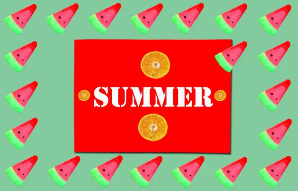 緑の背景にスイカのアイスクリームフレームとデザイン夏のコンセプト組成物を作った ストックフォト フラットレイ トップビュー — ストック写真