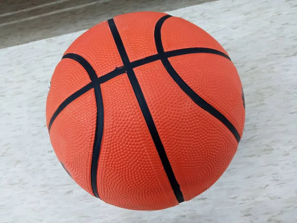 Solo Nuevo Baloncesto Sobre Fondo Piso Cemento Blanco Para Foto — Foto de Stock