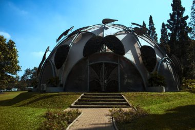 Manzaralı bir kelebek evi