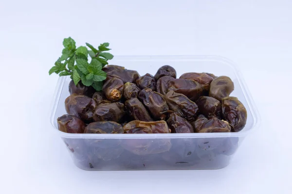 Yeşil yapraklı bir yığın hurma.