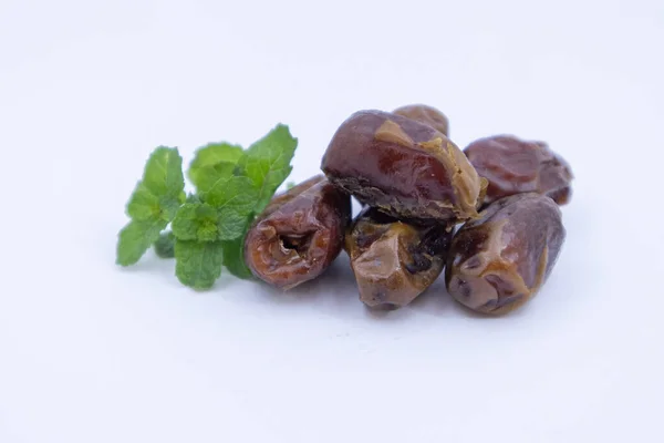Yeşil yapraklı bir yığın hurma.