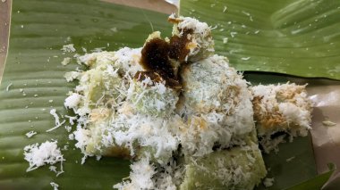 Putu adı verilen geleneksel Endonezya keki kahverengi şekerle dolu undan yapılır.