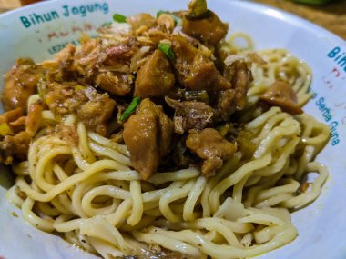 Lezzetli ve lezzetli tavuklu şehriye, Endonezya 'nın en sevdiği yemek.