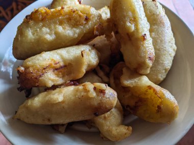 Kızarmış muz, kızarmış muz ve un hamurundan yapılır.