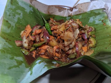 Rujak adı çeşitli ekşi meyve ve biber sosu karışımlarından oluşur.