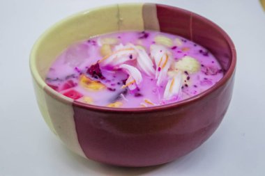 Meyve şurubu, süt ve reçelli taze meyve çorbası.