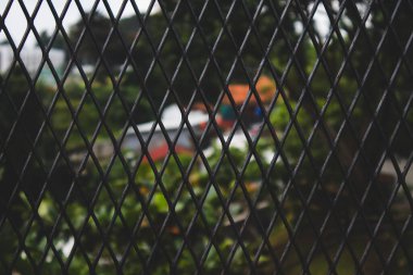 Güzel bir deseni olan demir çit.