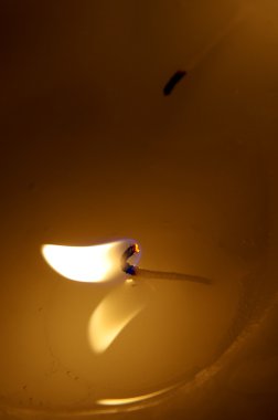 Yanan mum. Erimiş mum. Yansıma.