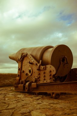 Büyük silah eski bir kale içinde