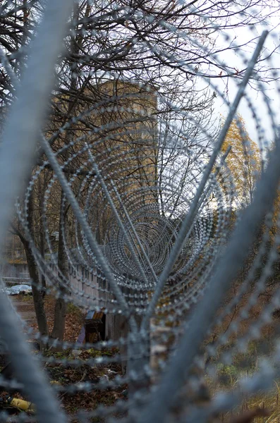 Dikenli tel çit. Denetlenen nesne.