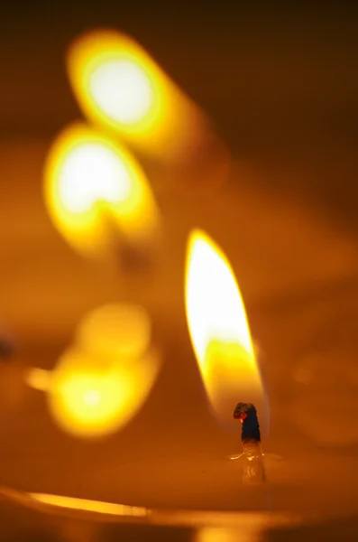 Vela acesa. Vela derretida. Reflexão . — Fotografia de Stock