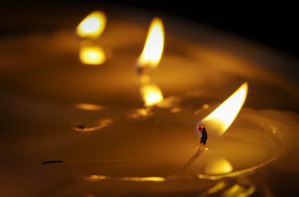 Yanan mum. Erimiş mum. Yansıma.