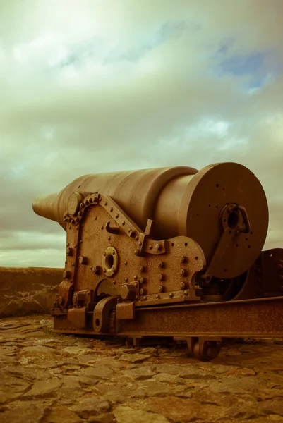 Büyük silah eski bir kale içinde