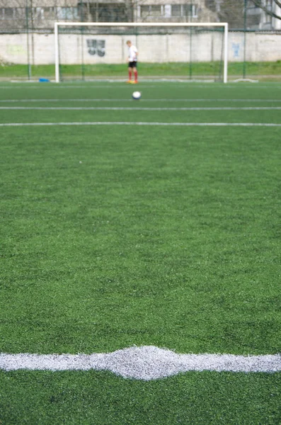 Белые линии на зеленом футбольном поле . — стоковое фото