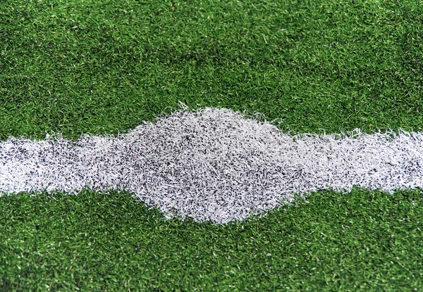 Vita abstrakta linjerna på en grön fotbollsplan. — Stockfoto