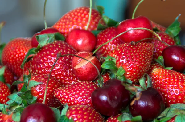 Yaz natürmort. Kırmızı çilek karışımı.