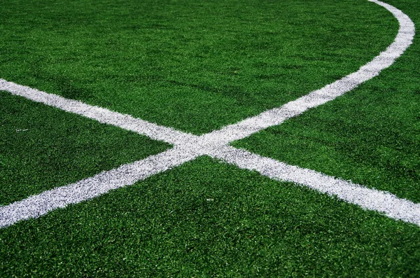 Líneas abstractas blancas en un campo de fútbol verde . Fotos De Stock Sin Royalties Gratis