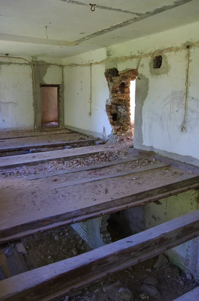 Duvar, kapı, harap bir ev odaya tavan.