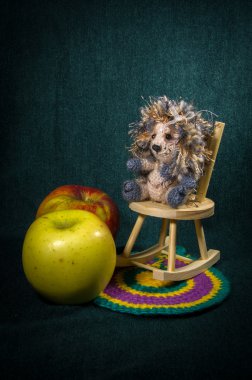 Örgü hayvanlar ile sanatsal kompozisyonlar. Asker traşı