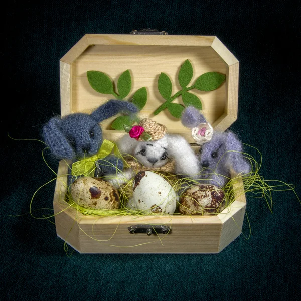 Örgü hayvanlar ile sanatsal kompozisyonlar. Tavşan.