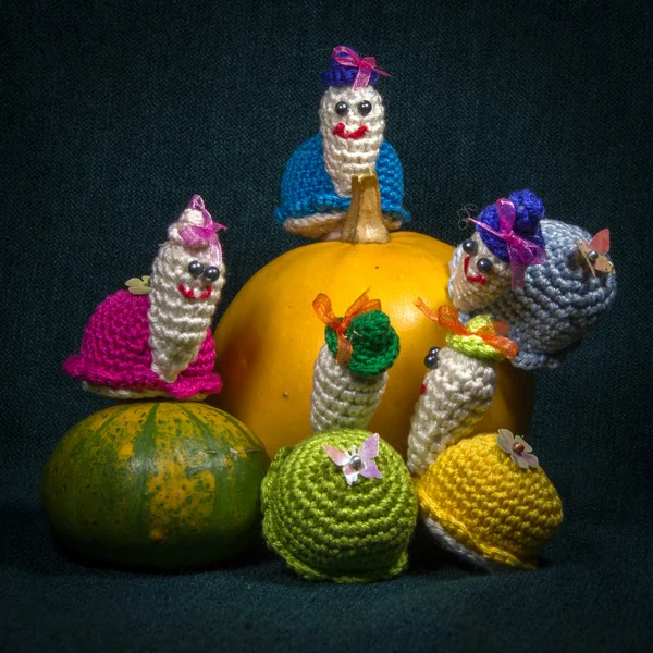 Örgü hayvanlar ile sanatsal kompozisyonlar. Salyangoz.