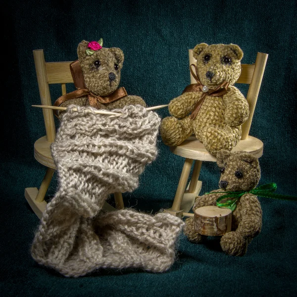 Örgü hayvanlar ile sanatsal kompozisyonlar. Ayılar örgü.