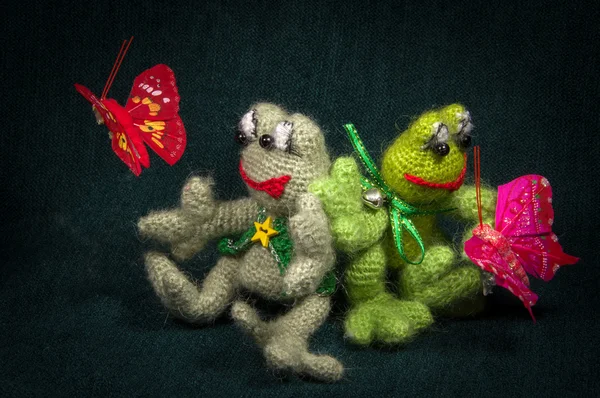Örgü hayvanlar ile sanatsal kompozisyonlar. Kurbağalar.