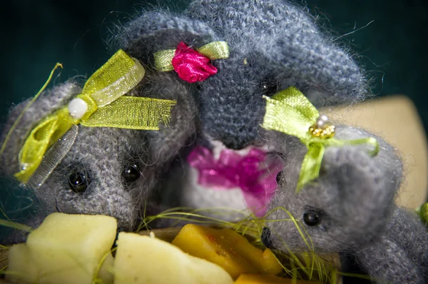 Örgü hayvanlar ile sanatsal kompozisyonlar.