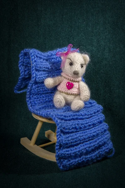 Örgü hayvanlar ile sanatsal kompozisyonlar. Ayılar örgü.