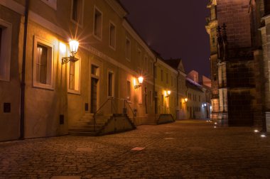 Gece Prag'da şehir manzarası.
