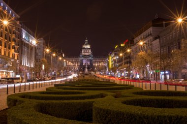 Wenceslas Meydanı'na. Gece Prag'da.