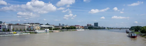 Bratislava - Tuna Nehri üzerinde bir şehir.