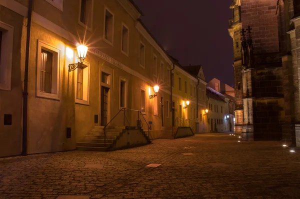 Gece Prag'da şehir manzarası.