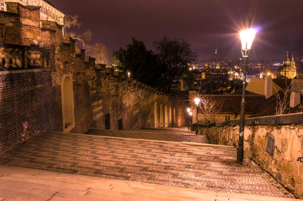 Gece Prag'da şehir manzarası.