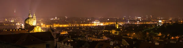 Panoramatický výhled na Prahu v noci. — Stock fotografie